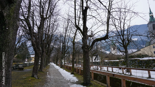 Schwaz Tirol Österreich, Lahnbach und Lahnbachallee, Bach und Wasserkanal im Winter © Achim Kietzmann