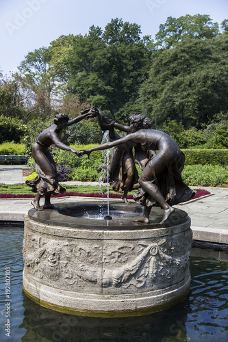 Untermeyer Fountain in Cent...