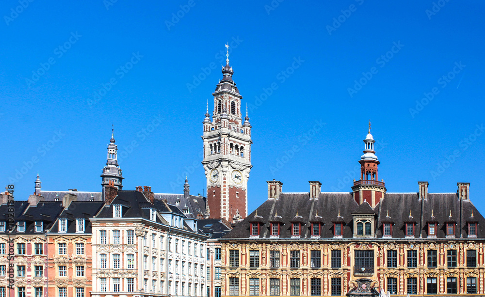 Lille (France) / Façades Grand place avec Beffroi et Vieille bourse