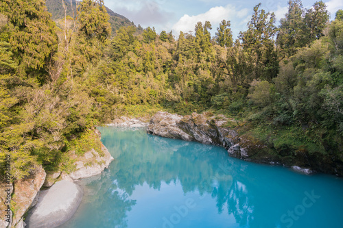 Hokitika błękitna jeziorna tropikalna głęboka lasowa dżungla, Nowa Zelandia naturalny krajobrazowy tło