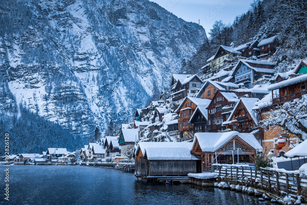 Fototapeta premium Hallstatt in winter twilight, Salzkammergut, Austria
