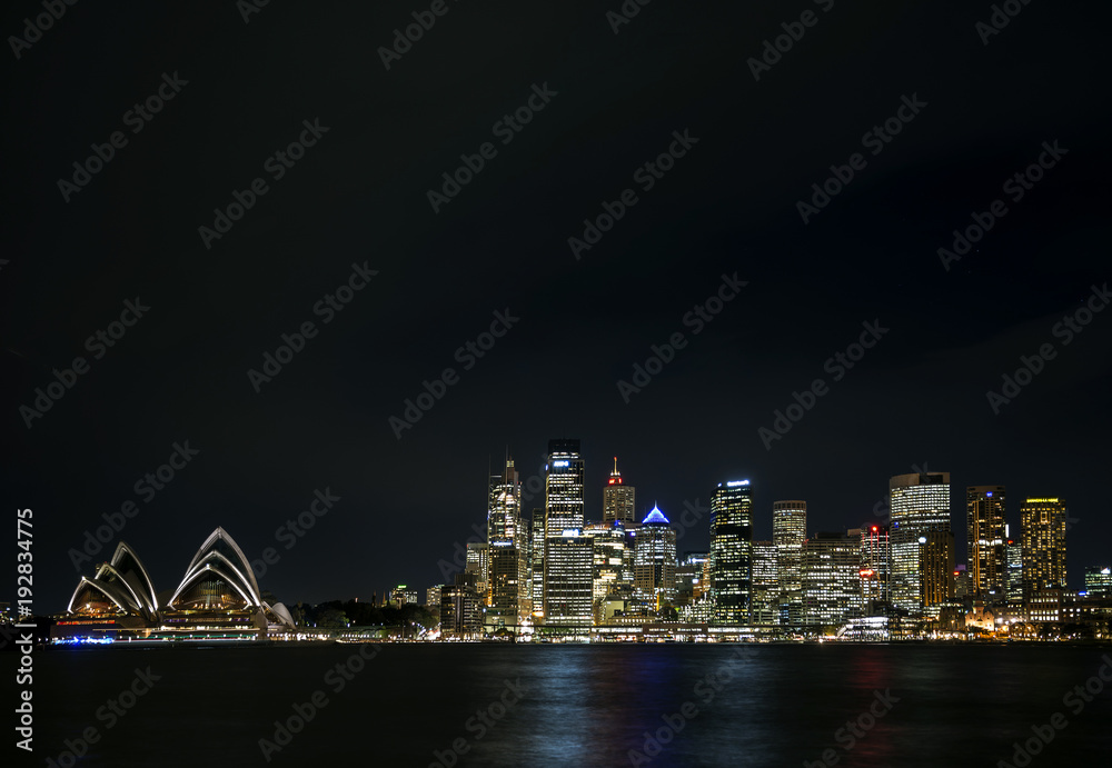 Naklejka premium widok na port miasta sydney w australii w nocy