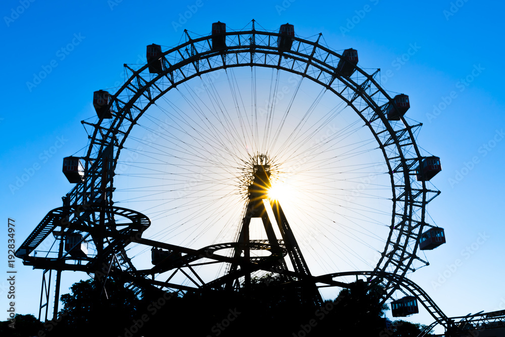 Wahrzeichen in Wien - Wiener Riesenrad im Gegenlicht bei Sonnenuntergang