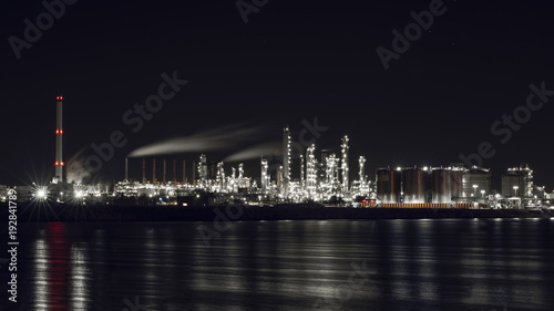 Refinería de petroleo al borde del mar de noche en los Países Bajos