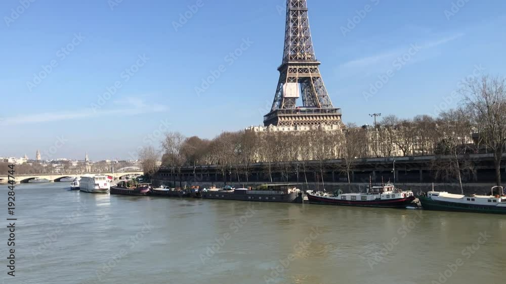 Tour Eiffel vue depuis la Seine à Paris Tour Eiffel vue depuis la Seine à Paris