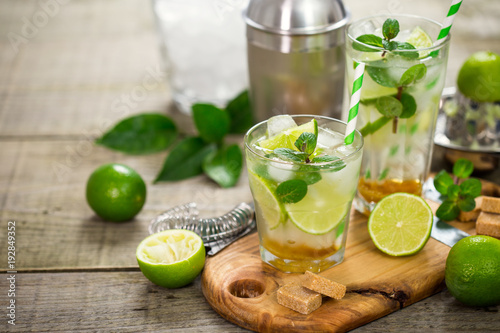 Photos Mojito cocktail with lime and mint