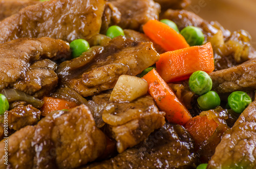 Pork medallions with vegetable and soy garlic sauce © Stepanek Photography