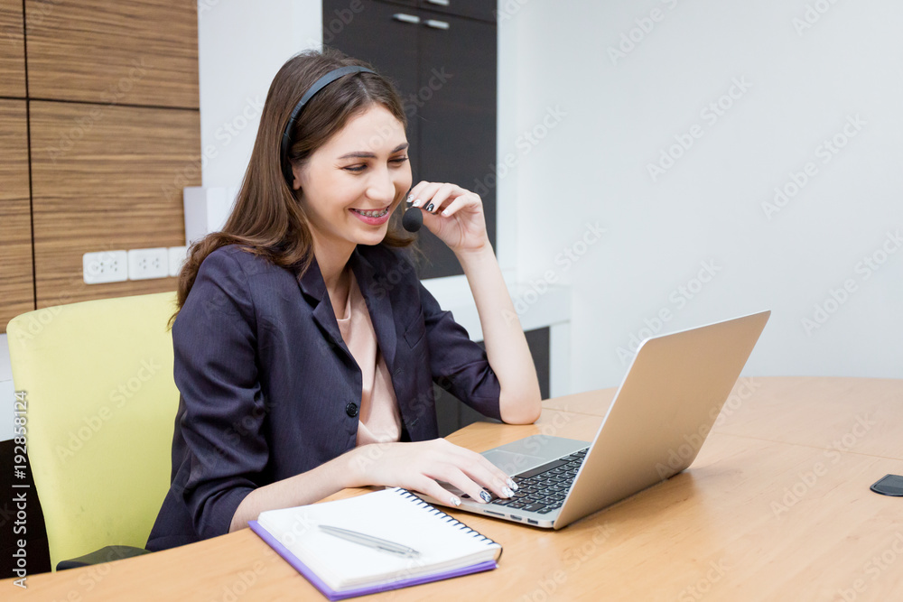 Operator use handsets and notebook for work.