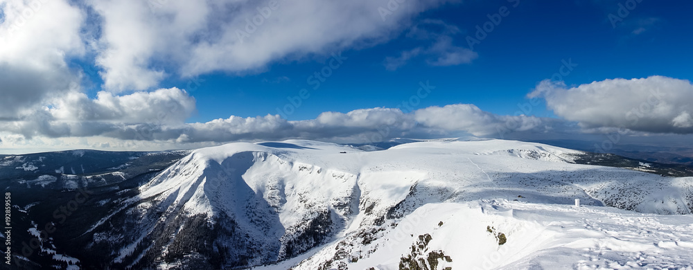 Blick von der Schneekoppe im Riesengebirge in Tschechien