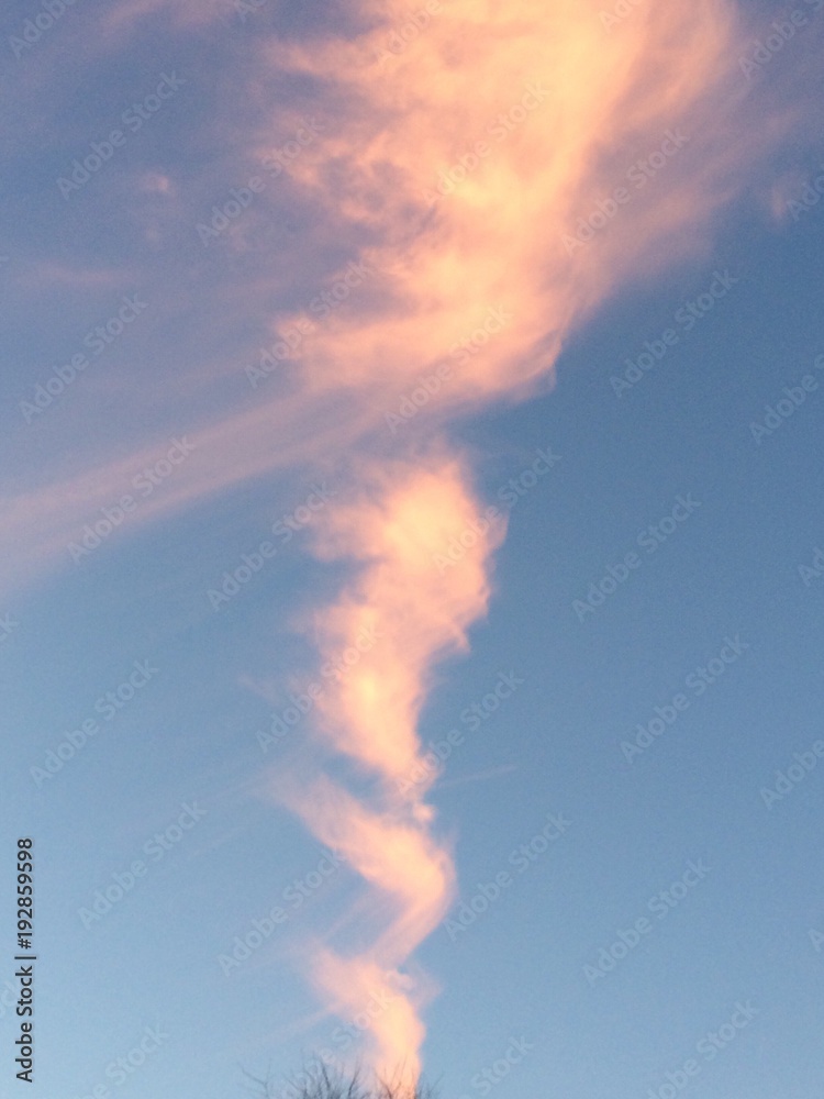 Bezaubernde Wolkenformation am Abend