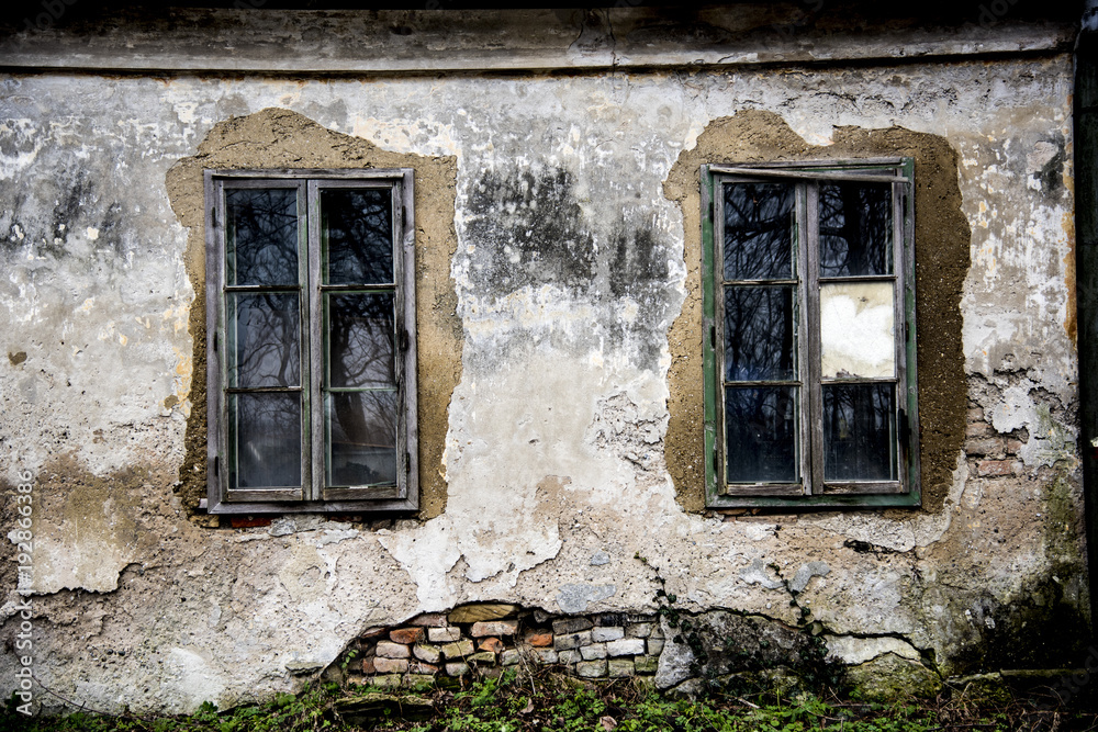 Zwei alte Fenster