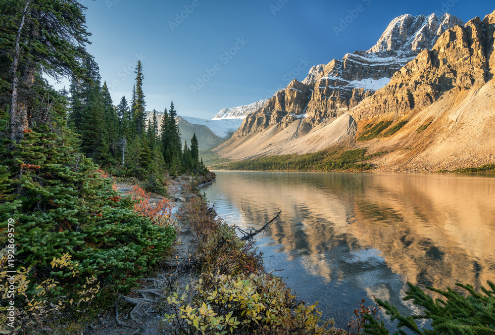 Autumn at Bow Lake in Banff National Park on the Icefields Parkway