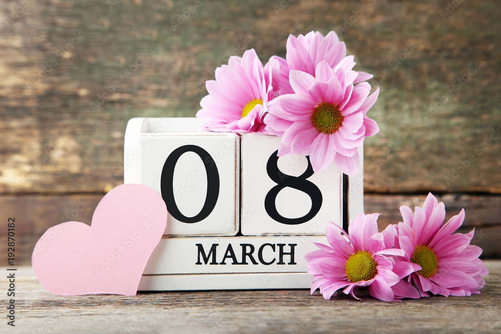 Wooden cube calendar with flowers and pink paper heart Wooden cube calendar with flowers and pink paper heart