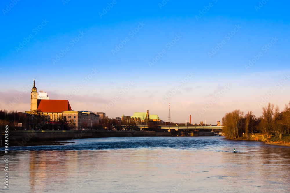 Stadtpanorama über die Elbe auf Magdeburg