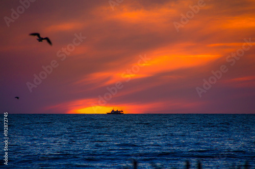 Sonnenuntergang und Schiff am Meer © Matthias