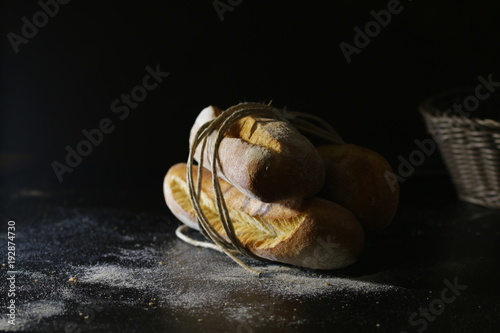 pane fresco su sfondo nero