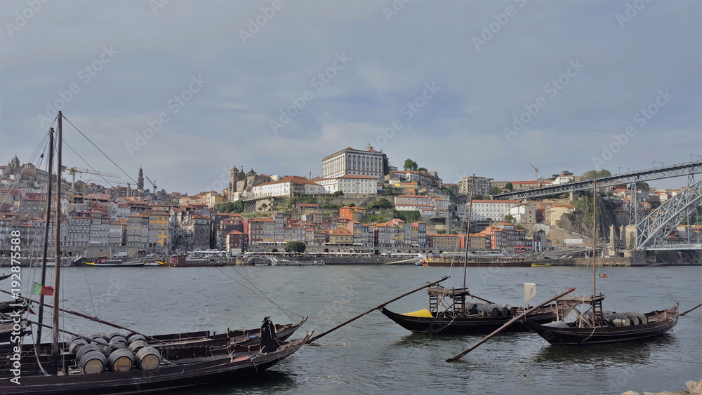 Portugal, chargement de tonneaux sur la Duro à Porto