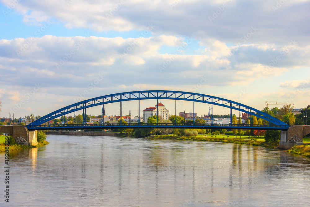 blaue Sternbrücke über die Elbe in Magdeburg