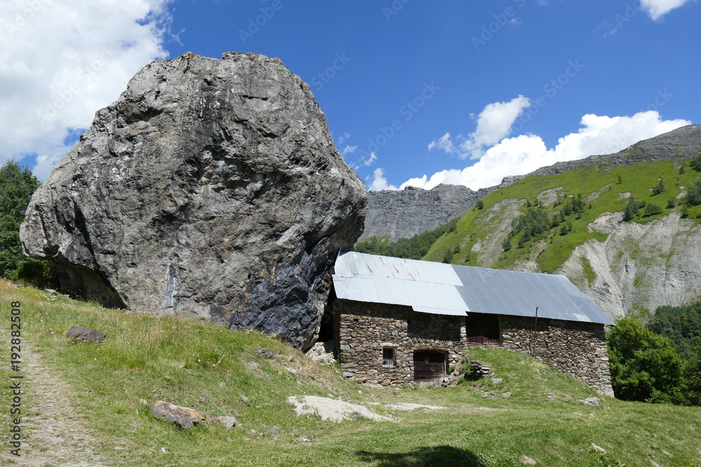 maison collée à un rocher