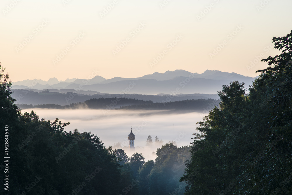 Kirche mit Zwiebelturm im morgendlichen Nebel Kirche mit Zwiebelturm im morgendlichen Nebel
