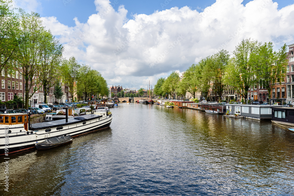 Stadtansicht von Amsterdam mit Grachten und Hausboot Stadtansicht von Amsterdam mit Grachten und Hausboot