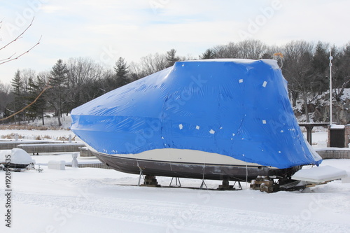 Canvastavla Plastic shrink wrap on boat, to protect boat and interior of boat from the winter elements