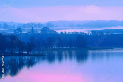 Fototapeta Naklejka Na Ścianę i Meble -  Mazurski świt nad jeziorem.