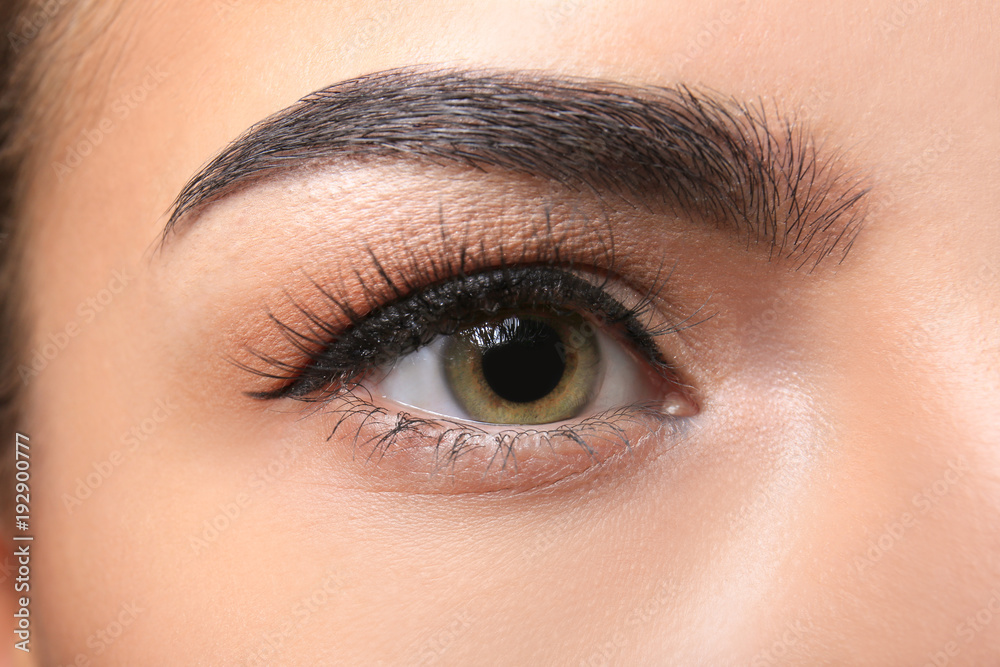 Obraz premium Młoda kobieta z piękną brwią, zbliżenie