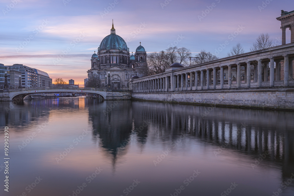 Fototapeta premium Sonnenaufgang über Berlin