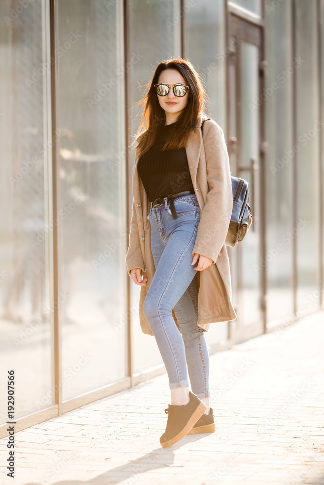 Obraz premium Happy young woman with shopping bags