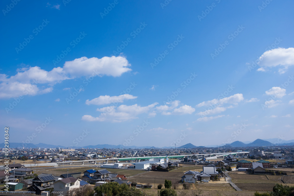 高松空港アクセス道路高架部分と町並み　2018年2月撮影(香川県高松市西山崎町)