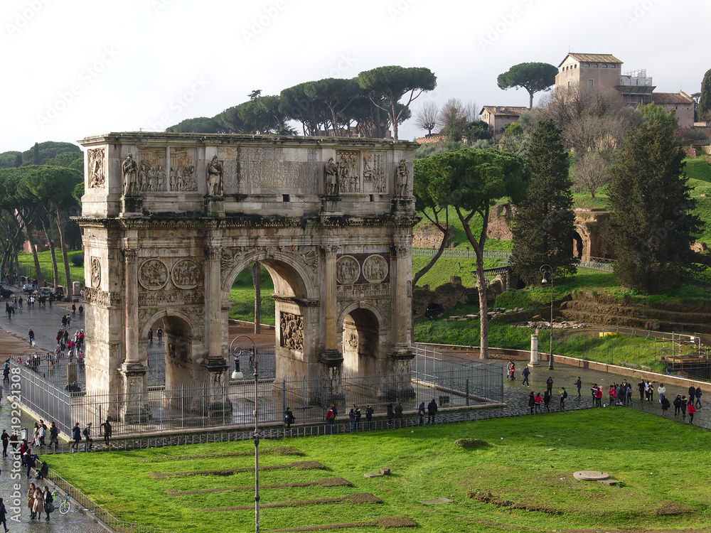 Φωτογραφία View of the Arch of Constantine in rainy weather in Rome, Italy