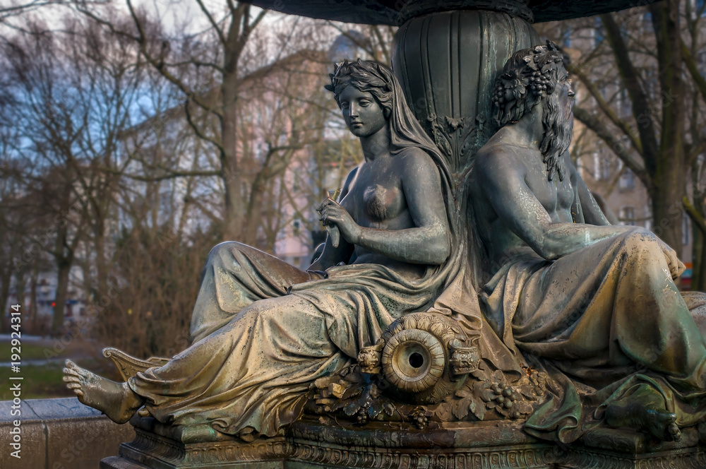 Detail des denkmalgeschützten Wrangelbrunnens in Berlin-Kreuzberg: Allegorische Verkörperungen der Flüsse Oder und Rhein
