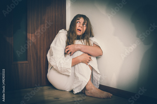 Foto Woman with schizophrenia at room with people shadows