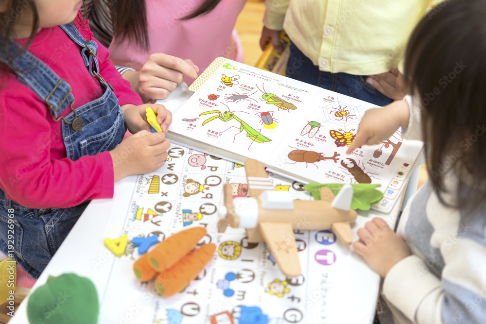 英語の勉強をする子供たち 英語の勉強をする子供たち