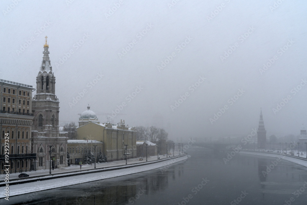 Obraz premium Сильный снегопад в Москве. Река Москва.