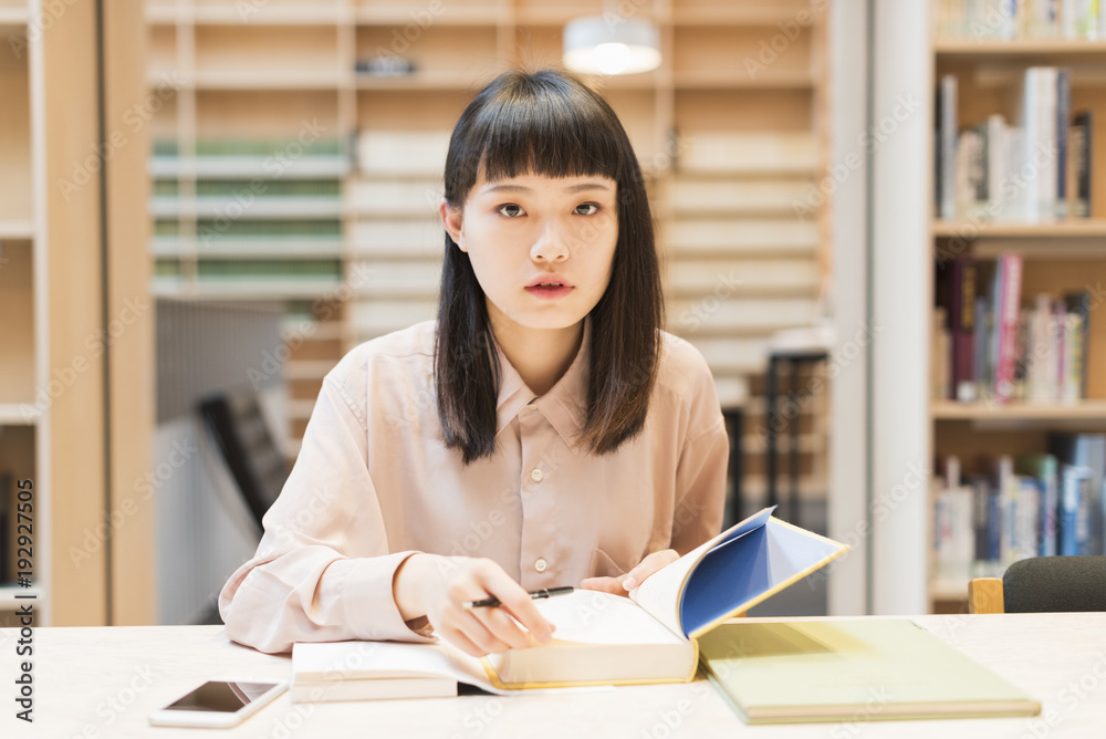 Φωτογραφία 図書館で勉強する 女子大生