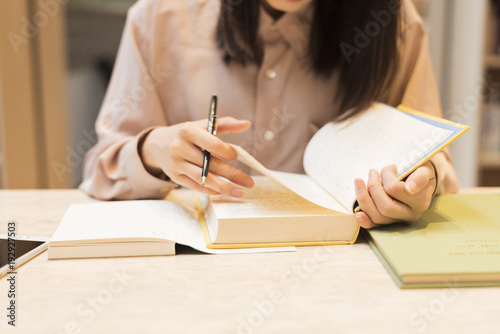 図書館で勉強する 女子大生 photo