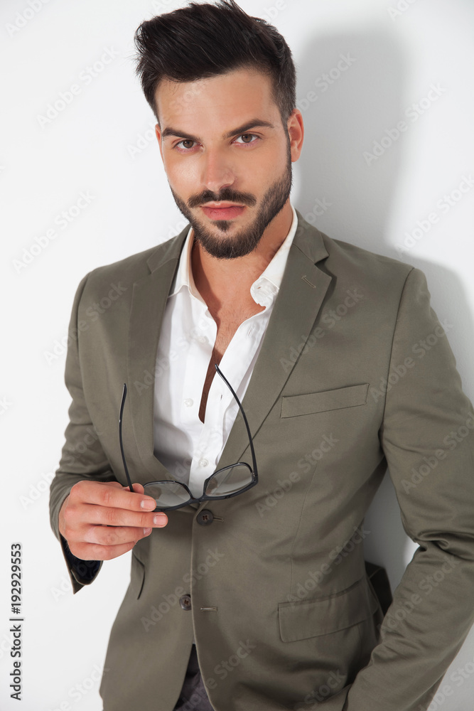 Wunschmotiv: handsome smart casual man holding glasses #192929553