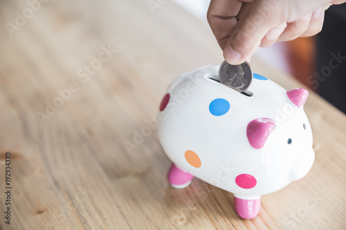Fotografie saving coin in piggy bank