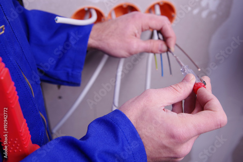 Elektriker installiert Steckdosen  verlegt Kabel 
