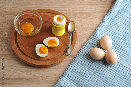 Schilderij op canvas Raw chicken eggs on a cloth napkin