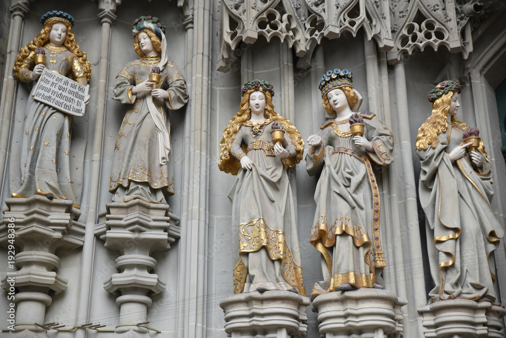 Sculptures de saints du portail de la cathédrale de Berne en Suisse