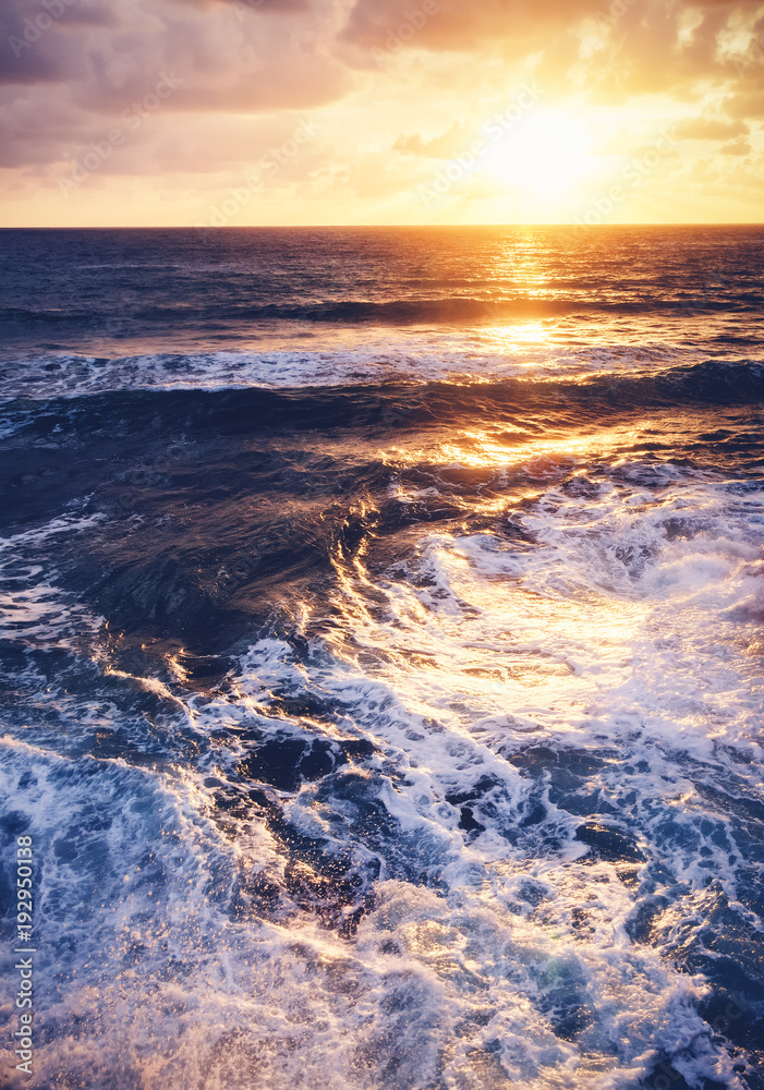 Obraz premium Fantastic stunning colorful sunset by the sea, waves and sunlight