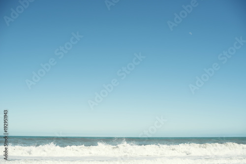 Paisaje de playa minimalista con un amplio cielo azul. photo