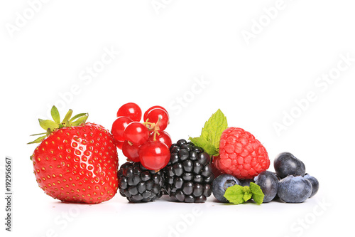 fruits rouges sur fond blanc