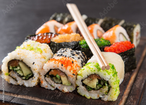 Foto Japanese Sushi over black background.