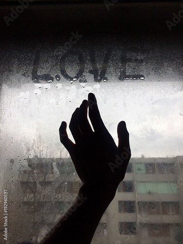  scritta love sulla finestra appannata mano