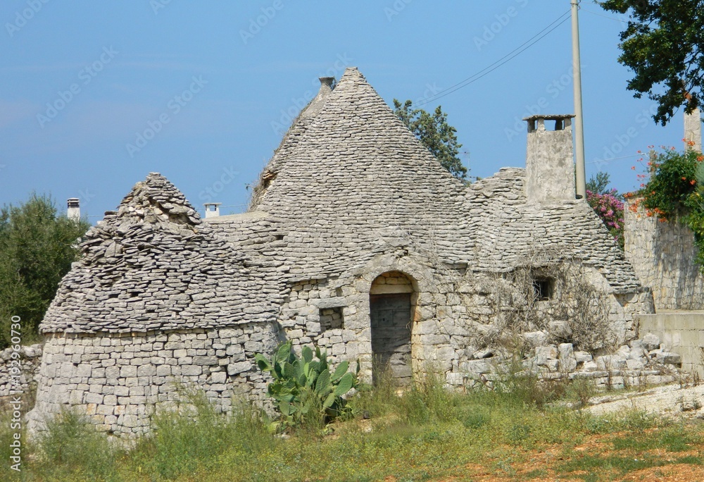 vecchio trullo nella campagna di cisternino vecchio trullo nella campagna di cisternino