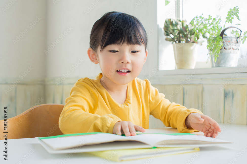 読書を楽しむ子供 読書を楽しむ子供